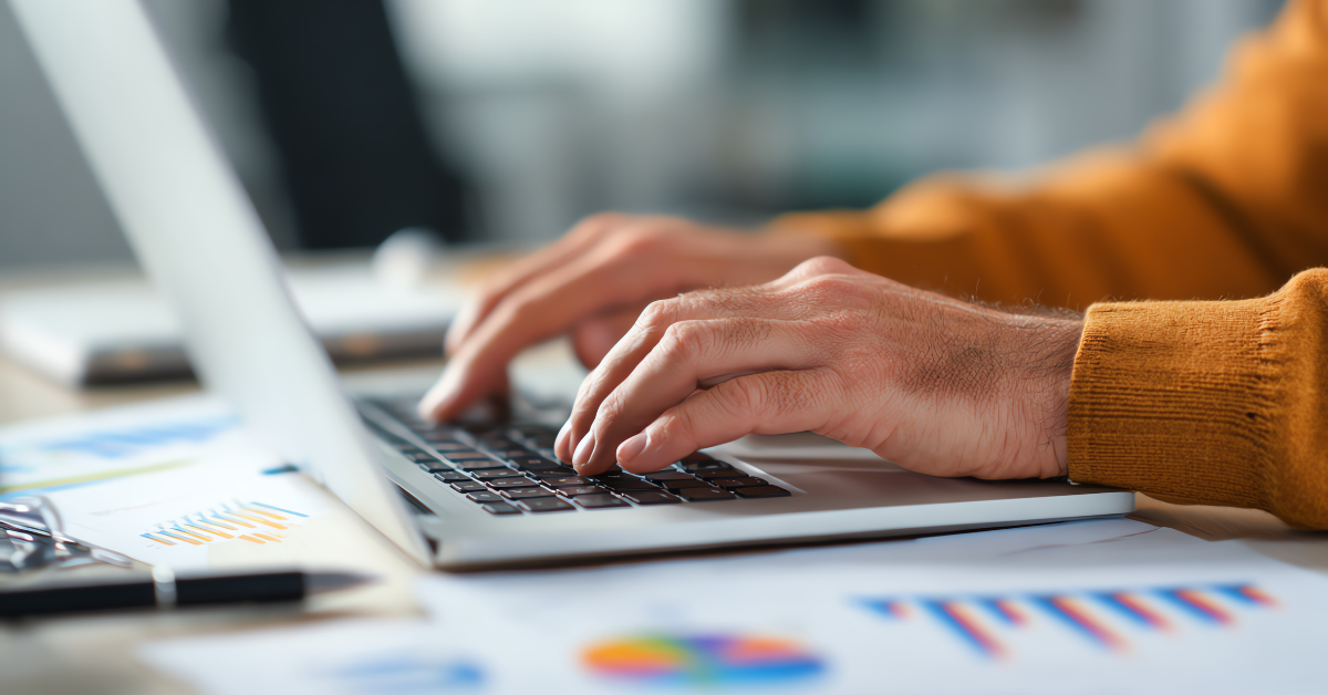 mani che scrivono a computer